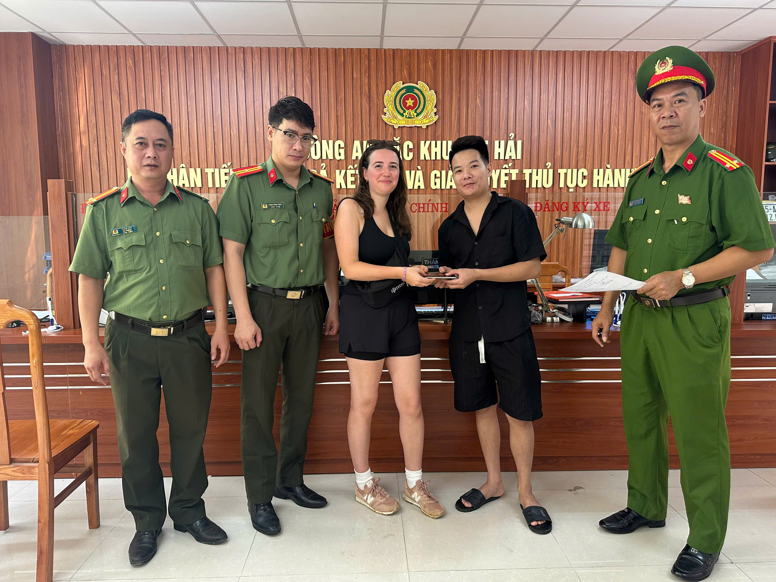 Công an đặc khu Cát Hải hỗ trợ Nhân dân trả lại tài sản cho du khách nước ngoài